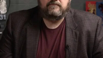 foto del famoso escritor de fantasia autor de nacidos de la bruma